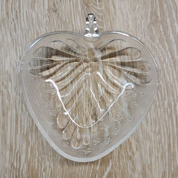 Small strawberry shaped clear glass dish - Picture 2 of 5